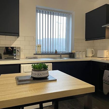 Modern Apartment With En-Suite & Private Kitchen Stoke-on-Trent Екстериор снимка
