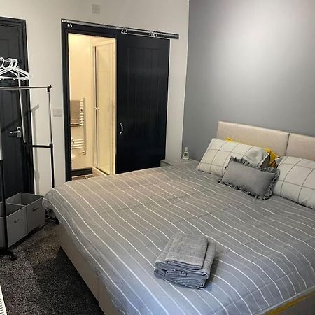 Modern Apartment With En-Suite & Private Kitchen Stoke-on-Trent Екстериор снимка