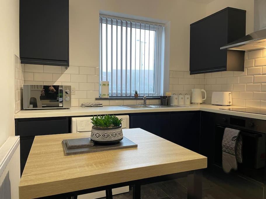 Modern Apartment With En-Suite & Private Kitchen Stoke-on-Trent Екстериор снимка