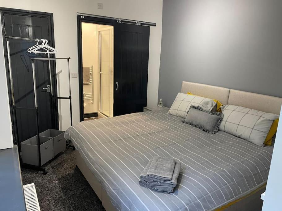 Modern Apartment With En-Suite & Private Kitchen Stoke-on-Trent Екстериор снимка
