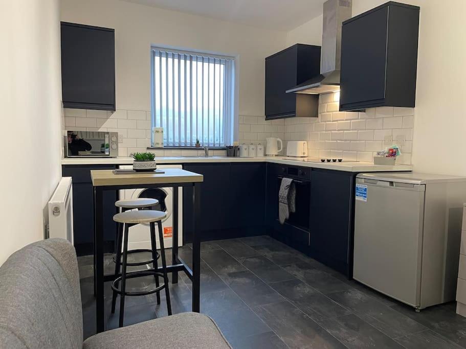 Modern Apartment With En-Suite & Private Kitchen Stoke-on-Trent Екстериор снимка